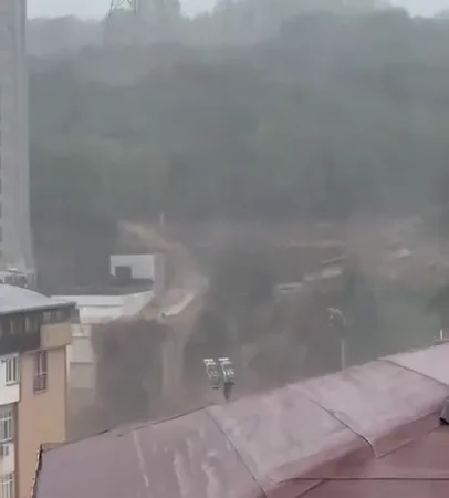 Sarıyer'de Sel Sularının Geldiği Anlar Kameraya Yansıdı