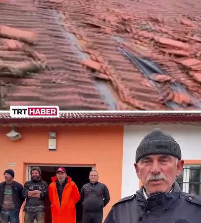 Karasu'da Halk Çocuklar Derslerinden Geri Kalmasın Diye Hortumun Zarar Verdiği Okul Çatısını Onardı