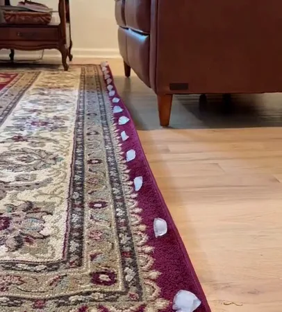 Bir Kadın Kenarı Kıvrılan Halıyı Buz Küpleriyle Düzeltmenin Pratik Yolunu Gösterdi
