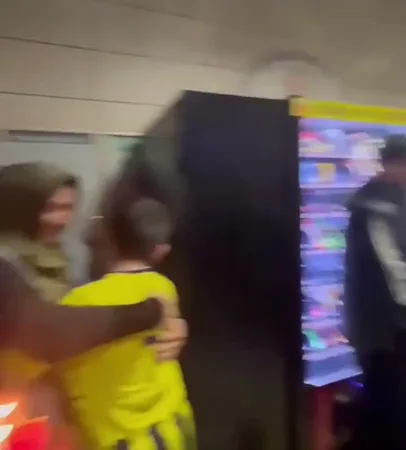 Beşiktaşlı Taraftarlardan Fenerbahçeli Gencin Annesine Doğum Günü Sürprizi