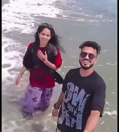 Hindistan'da Deniz Kenarında Selfie Çeken Bir Çift Çocuklarının Dalgalarla Boğuştuğunu Fark Etmedi