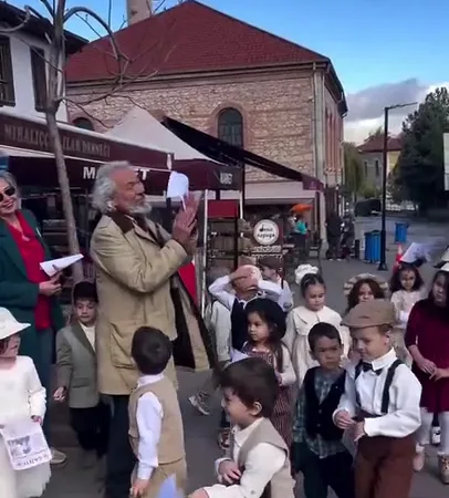 Eskişehir'de Bir Anaokulunun Minik Öğrencileri Cumhuriyet'in İlanını Duyuran Gazeteleri Sokakta Dağıttı