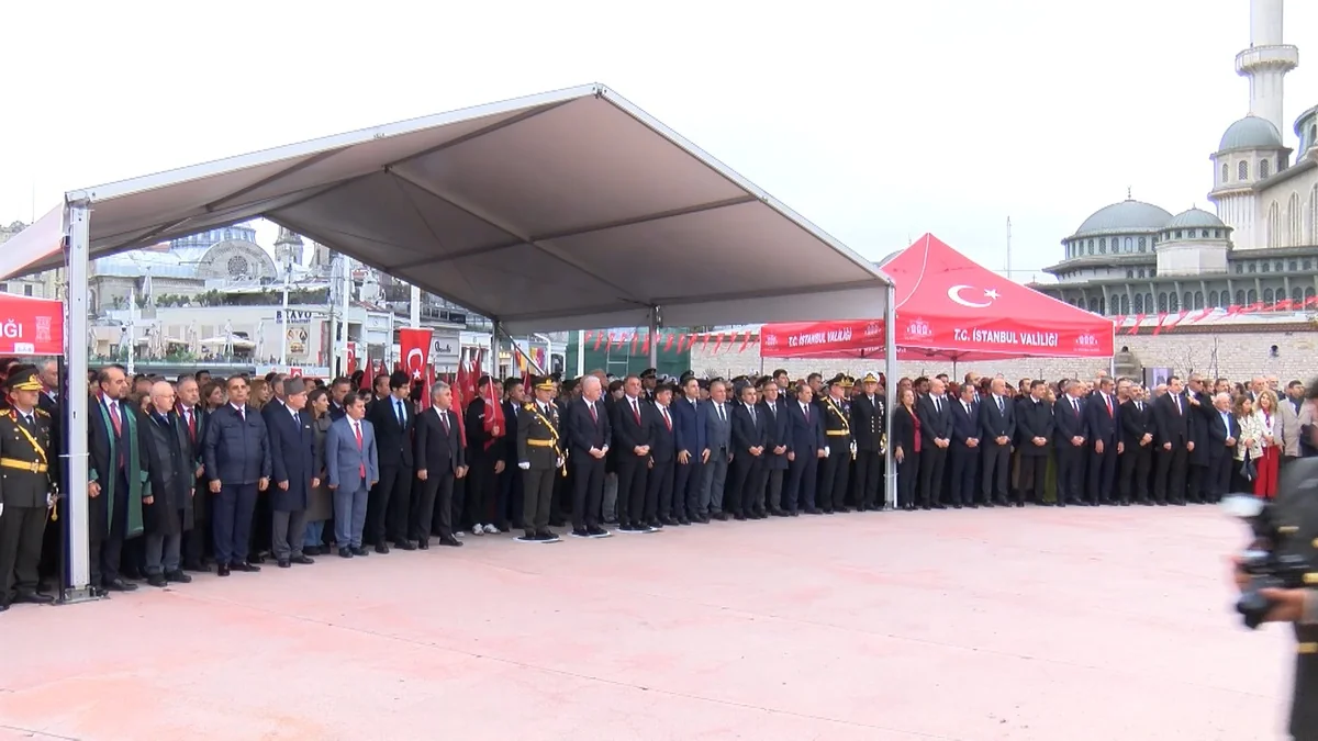 Cumhuriyet'in 103'üncü yılı için Taksim'de çelenk töreni yapıldı