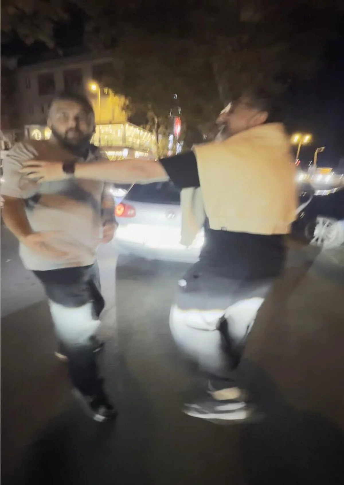Kağıthane’de Bulgaristan plakalı araçtan inen 2 kişiden motosikletliye tehdit: Seni buraya gömerim
