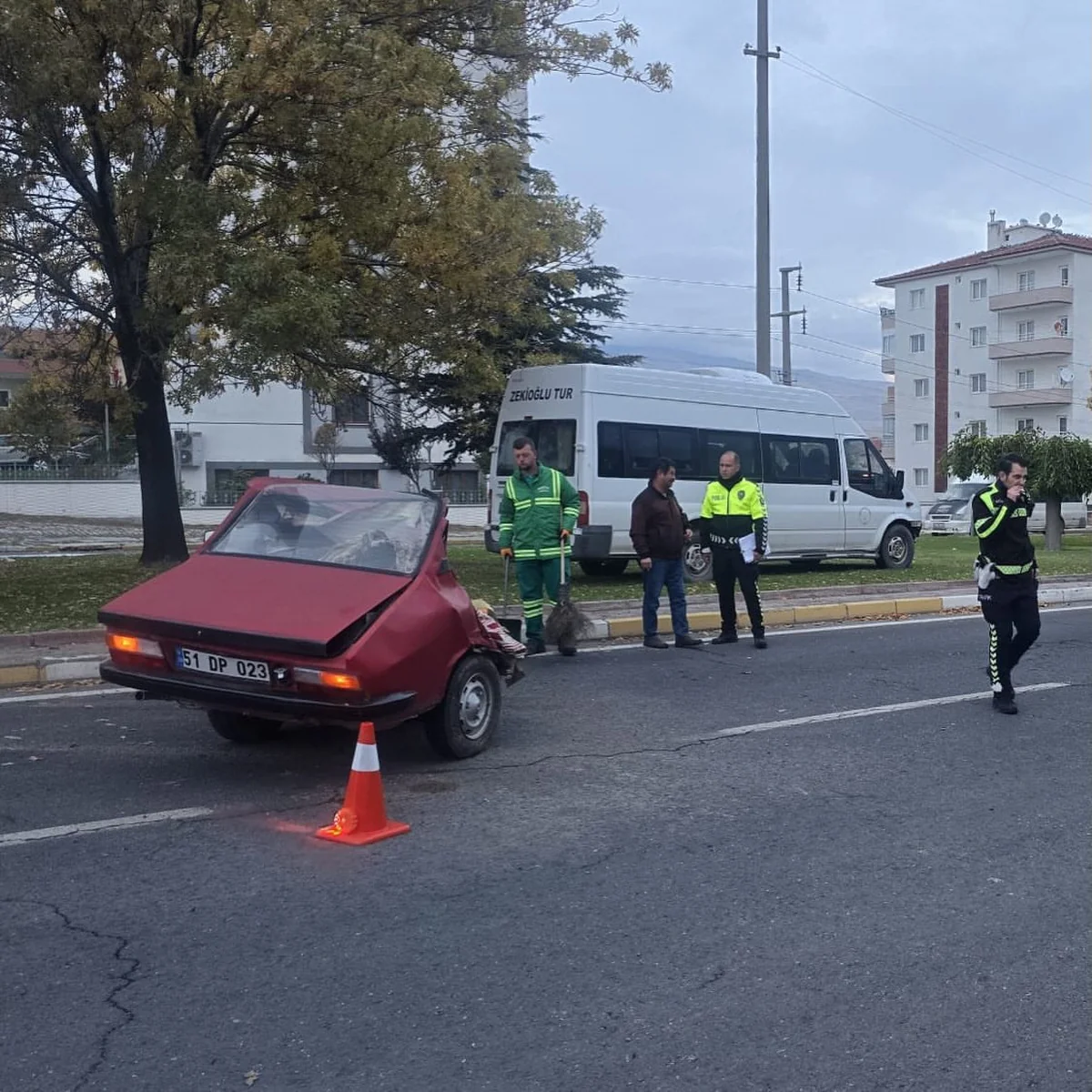 Niğde'de minibüsle çarpışan otomobil ikiye bölüldü, sürücü ağır yaralandı