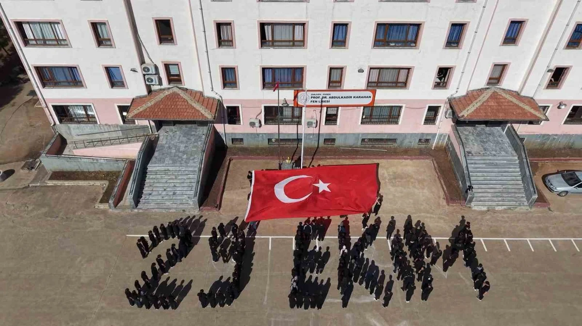Siverek'te öğrenciler 29 Ekim koreografisiyle Cumhuriyet Bayramı'nı kutladı