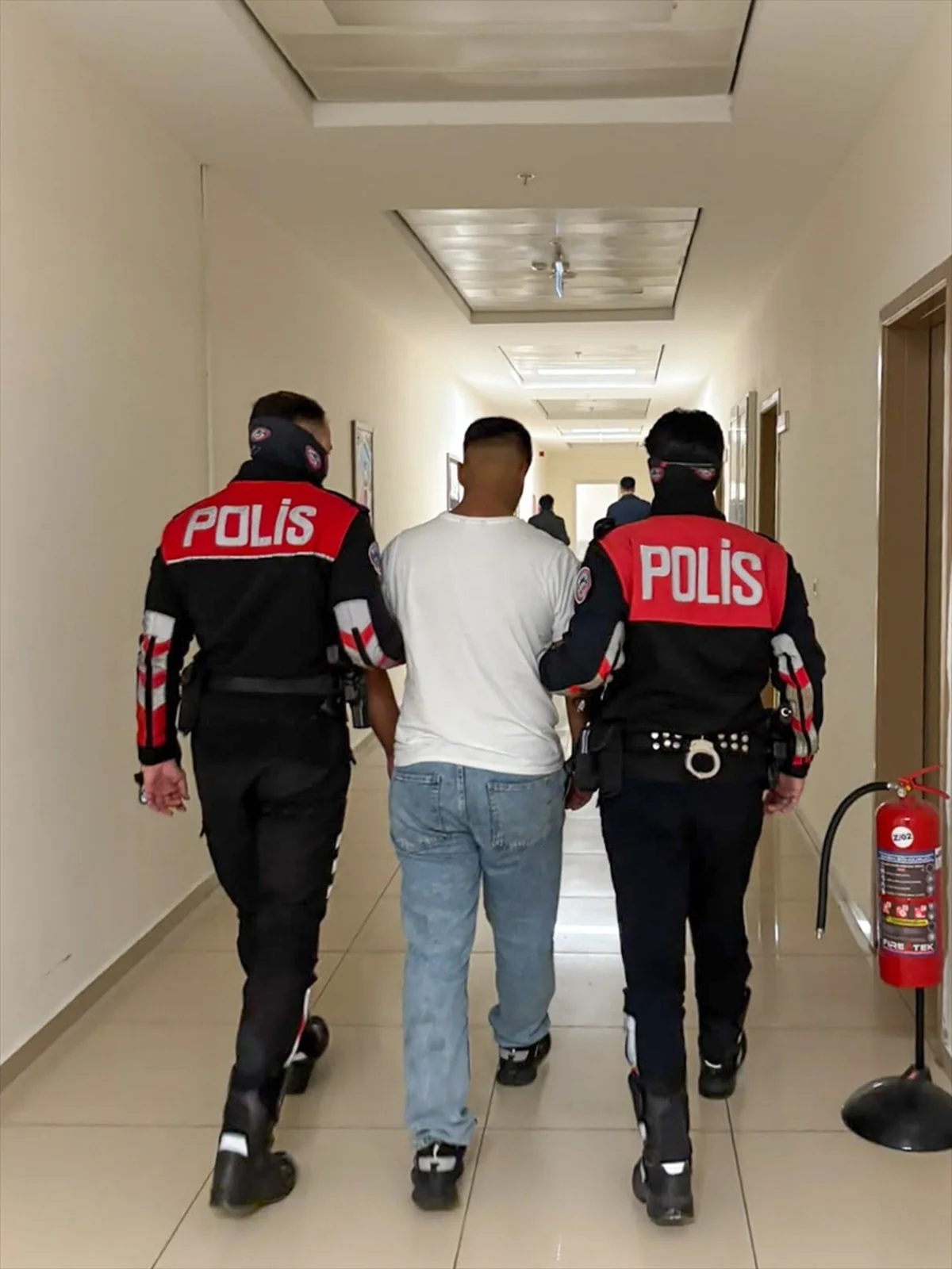 Manisa'da 152 yıl 5 ay hapis cezasıyla aranan firari hükümlü yakalandı