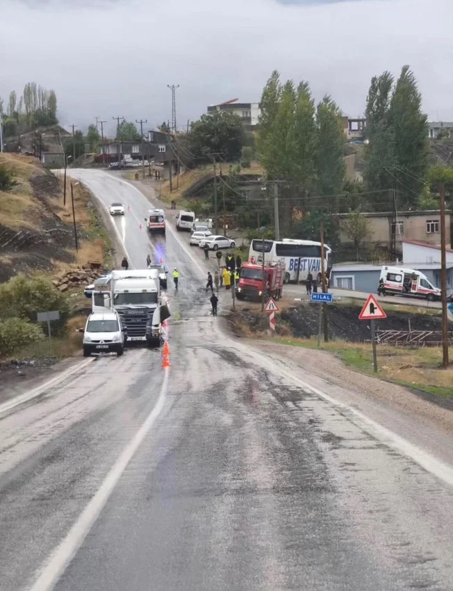 TIR'la çarpışan yolcu otobüsü eve daldı: Ölü ve yaralılar var! — 3. fotoğraf