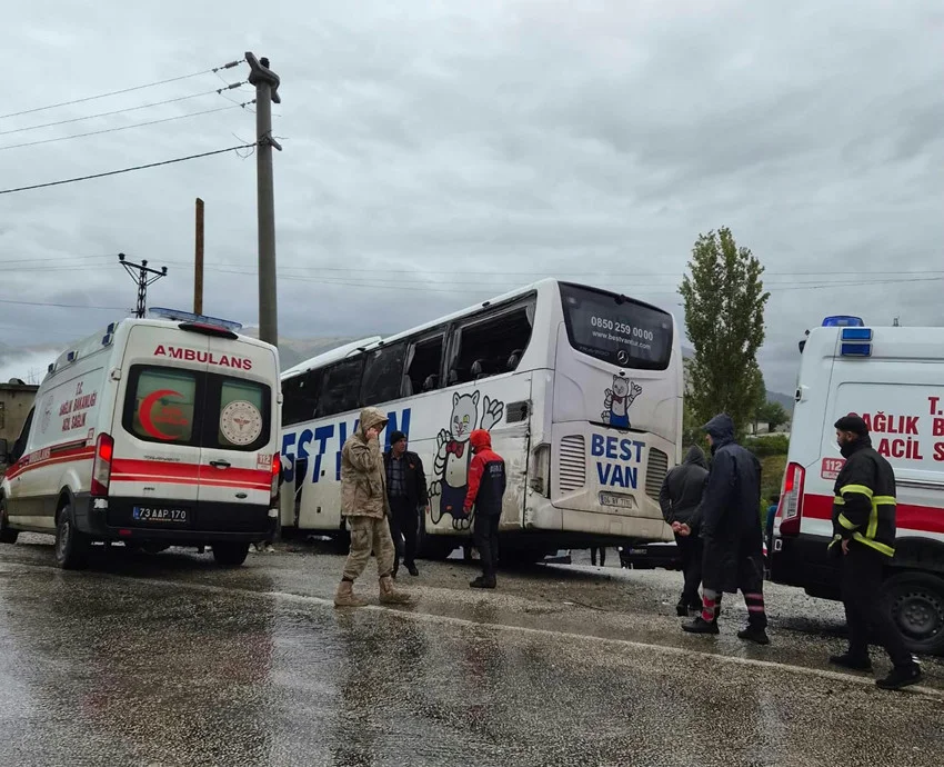 TIR'la çarpışan yolcu otobüsü eve daldı: Ölü ve yaralılar var! — 5. fotoğraf