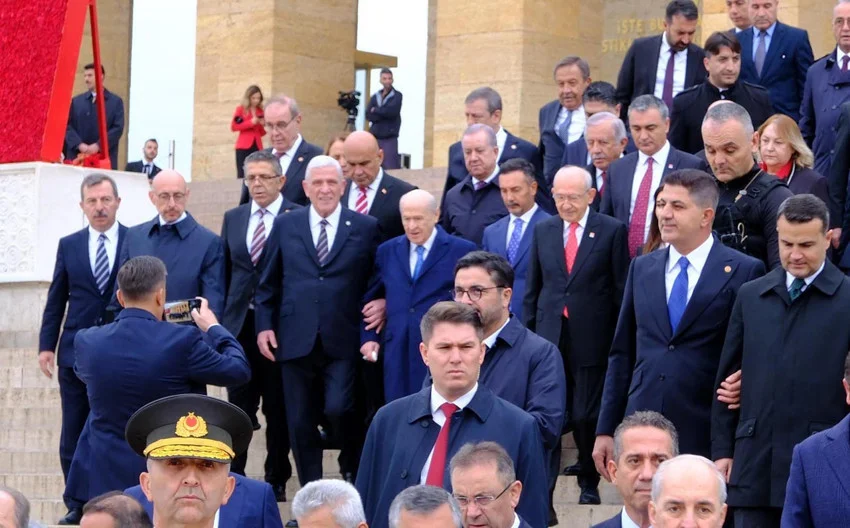 İki Lider Kol Kola Yürüdü MHP Genel Başkanı Devlet Bahçeli ile İYİ Parti Genel Başkanı Müsavat Dervişoğlu'nun kol kola yürüdüğü anlar objektiflere yansıdı.