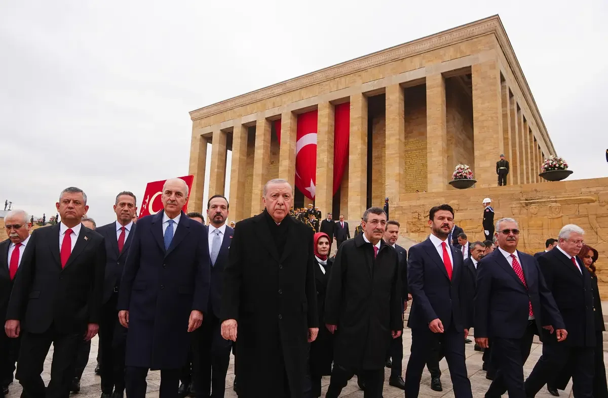 Anıtkabir’de iki lider kol kola: Bahçeli ve Dervişoğlu nun samimi görüntüsü dikkat çekti 1