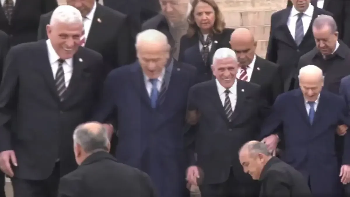 Anıtkabir’de iki lider kol kola: Bahçeli ve Dervişoğlu nun samimi görüntüsü dikkat çekti 3
