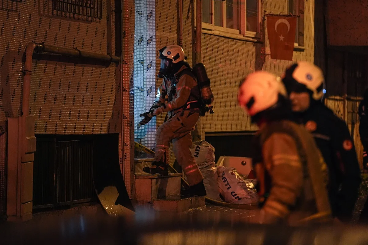Kağıthane'de 5 katlı binanın çatı katındaki yangın dar sokaklara karşın söndürüldü