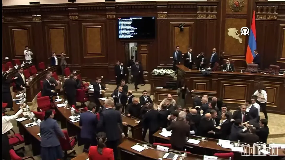Ermenistan Parlamentosu nda yumruk yumruğa kavga! Meclis savaş alanına döndü 2