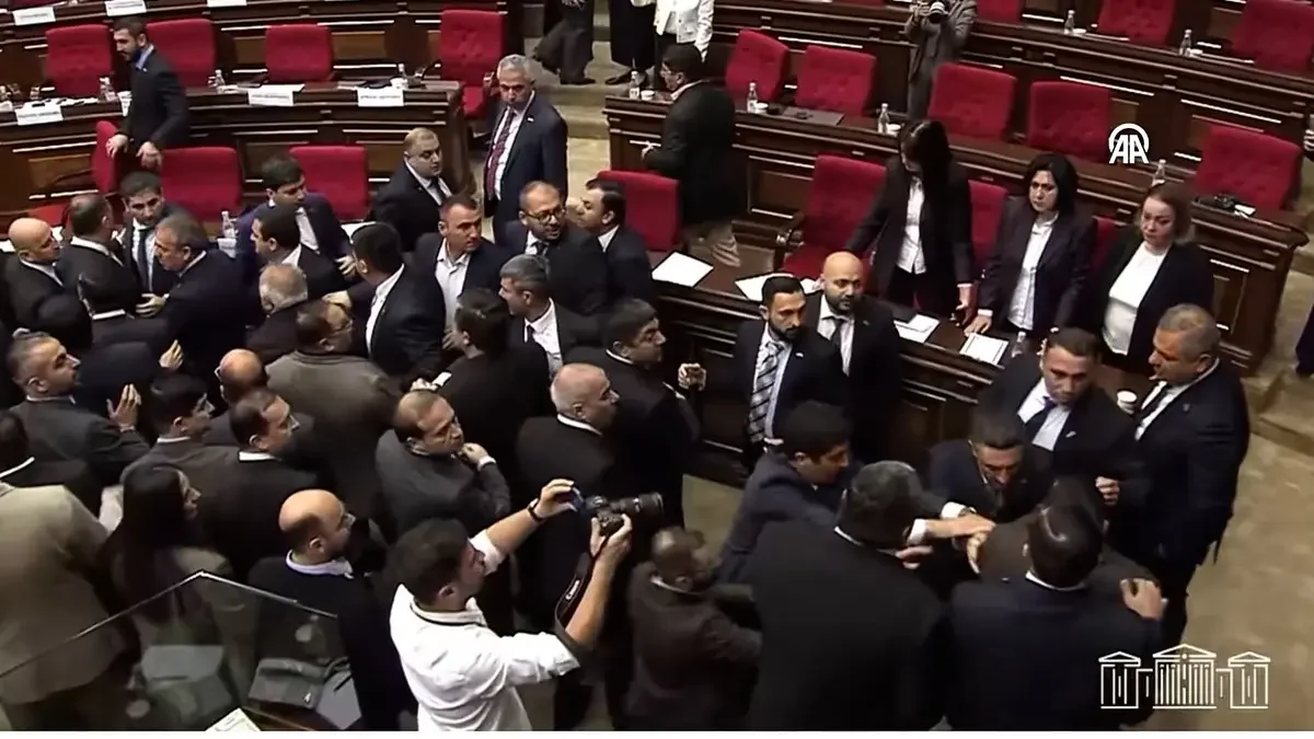 Ermenistan Parlamentosu nda yumruk yumruğa kavga! Meclis savaş alanına döndü 3