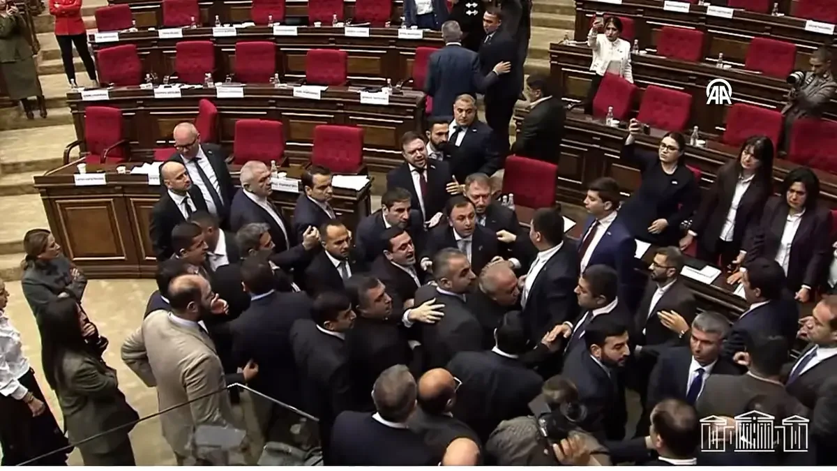 Ermenistan Parlamentosu nda yumruk yumruğa kavga! Meclis savaş alanına döndü 5