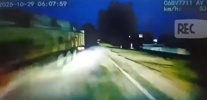 Facia böyle geldi! Şoförün öldüğü yolcu otobüsü kazası kamerada — 2. fotoğraf