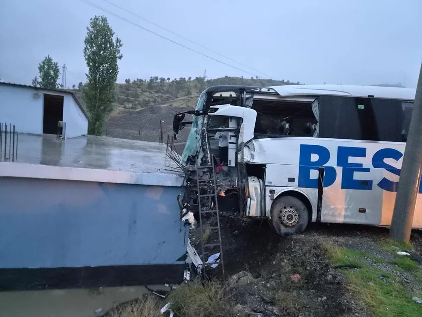 Facia böyle geldi! Şoförün öldüğü yolcu otobüsü kazası kamerada — 7. fotoğraf
