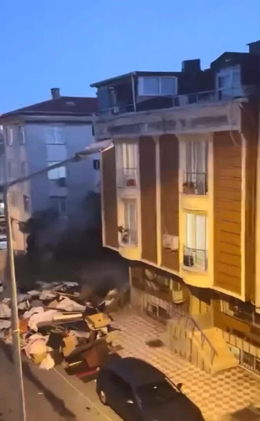 Olay yerine ulaşan polis ekipleri, aynı binada ikamet eden N.A.'ın üvey ağabeyi ile görüştü. Üvey ağabey, kardeşini yaklaşık 5 gündür görmediğini, aralarında bilinen bir husumet ya da kardeşinin kronik bir rahatsızlığı bulunmadığını ifade etti.