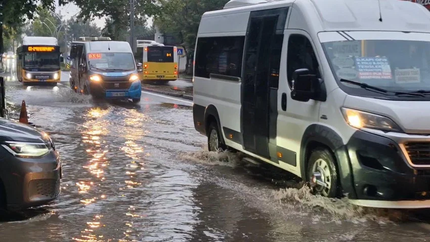 Sabah bastıran sağanak hayatı felç etti: Yollar göle döndü — 2. fotoğraf