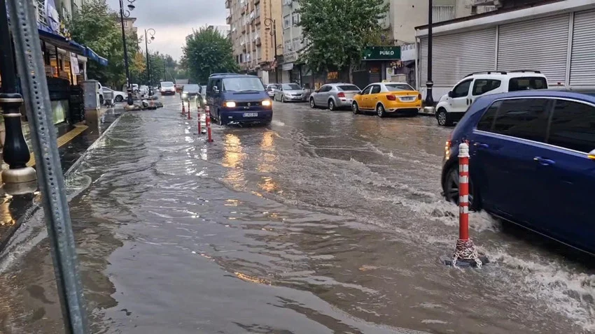 Sabah bastıran sağanak hayatı felç etti: Yollar göle döndü — 3. fotoğraf