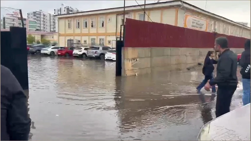 Uzmanlar; ani sel, su baskını, yıldırım düşmesi, yerel dolu yağışı, yağış anında kuvvetli rüzgar, hortum riski ve ulaşımda yaşanabilecek aksamalara karşı vatandaşları ve yetkilileri tedbirli olmaya çağırdı.