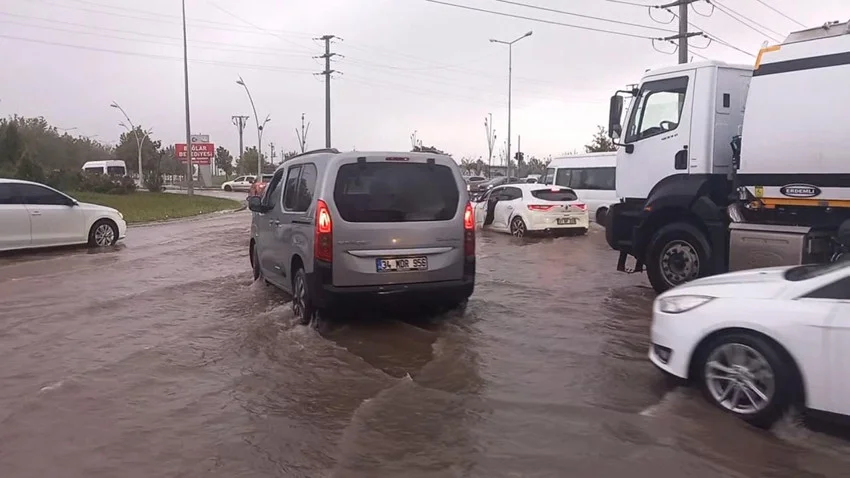 Sabah bastıran sağanak hayatı felç etti: Yollar göle döndü — 5. fotoğraf