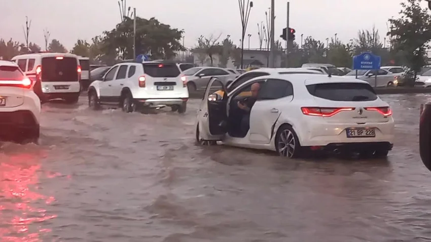 Sabah bastıran sağanak hayatı felç etti: Yollar göle döndü — 6. fotoğraf
