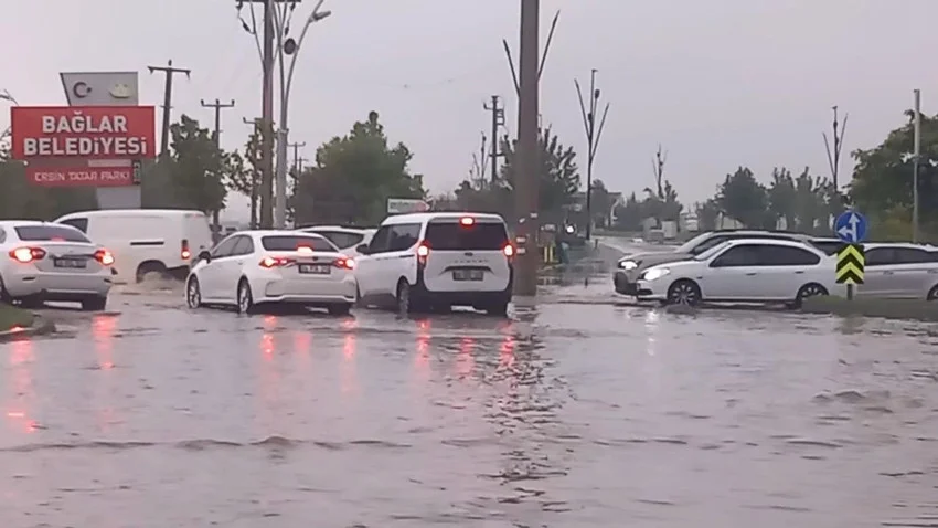 Sabah bastıran sağanak hayatı felç etti: Yollar göle döndü — 7. fotoğraf