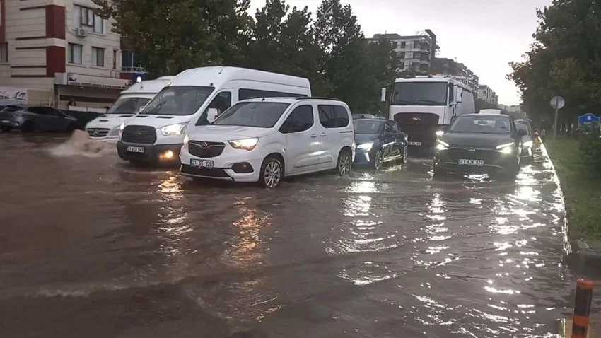 Sabah bastıran sağanak hayatı felç etti: Yollar göle döndü — 8. fotoğraf