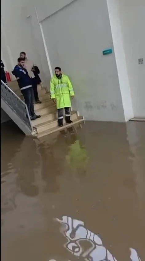 Sabah bastıran sağanak hayatı felç etti: Yollar göle döndü — 10. fotoğraf
