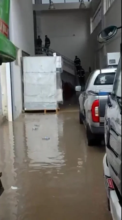 Sabah bastıran sağanak hayatı felç etti: Yollar göle döndü — 11. fotoğraf