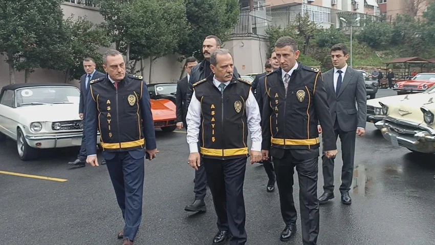 Klasik otomobillerle 500 milyonluk vurgun! Emniyet'in bahçesi galeriye döndü — 8. fotoğraf