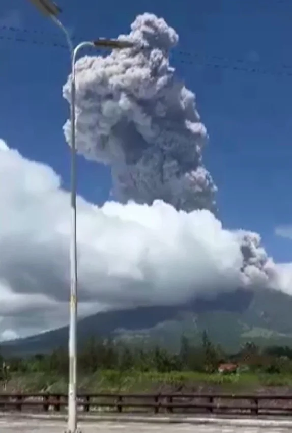 Filipinler'de Mayon Yanardağı patladı! Alarm seviyesi 3'e yükseltildi — 3. fotoğraf