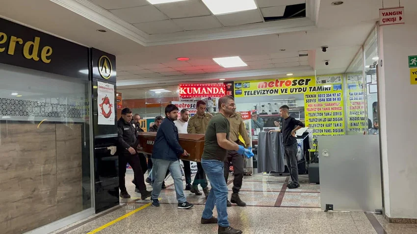 İki kız çocukları bulunduğu öğrenilen çiftin 2021 yılında boşandığı bildirildi. Polis ekiplerinin olayla ilgili başlattığı geniş çaplı soruşturma devam ediyor.