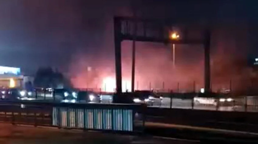 İhbarın üzerine olay yerine kısa sürede çok sayıda itfaiye, polis ve zabıta ekibi sevk edildi. Adrese ulaşan itfaiye ekipleri, elektrik hattındaki yangına müdahale ederek alevleri alt geçidin diğer noktalarına sıçramadan söndürdü.