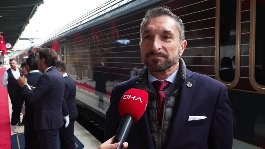 Beş gün 4 saat sürmesi planlanan dönüş yolculuğu öncesinde davetlilerin tren içerisindeki lüks alanları incelediği renkli organizasyonun ardından dev tren Roma'ya doğru harekete geçti.