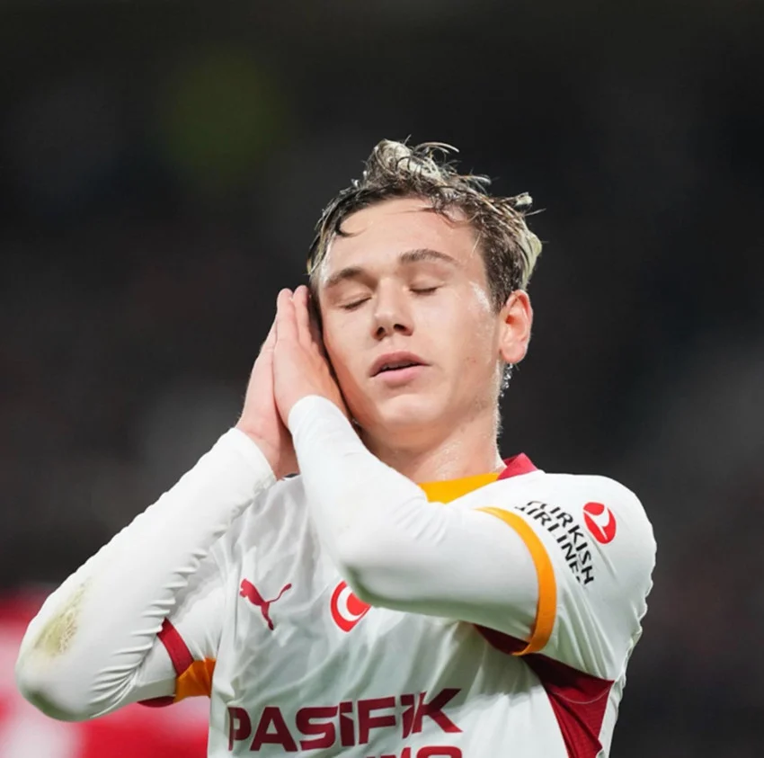 Şampiyonlar Ligi ve ligdeki performansıyla Mertens'in yokluğunu aratmayan genç futbolcunun transfer sürecinde yaşanan bu engel iddiasının ardından sarı-kırmızılı yönetimden bir açıklama gelip gelmeyeceği merakla bekleniyor.