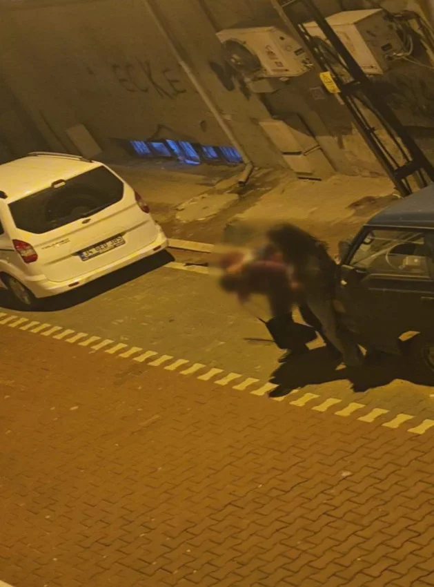Öfkeli kadın tartıştığı erkeği tekme tokat darbetti! — 3. fotoğraf
