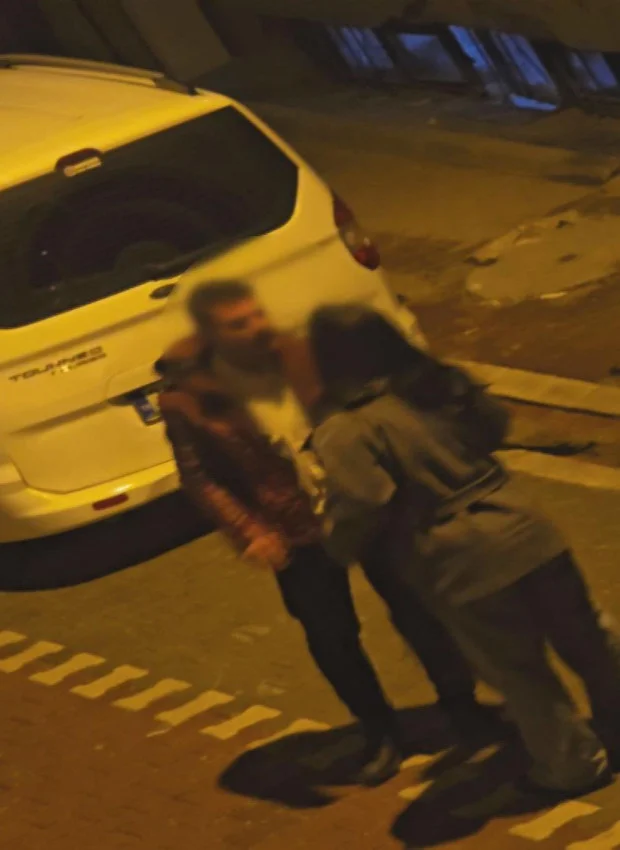 Öfkeli kadın tartıştığı erkeği tekme tokat darbetti! — 5. fotoğraf